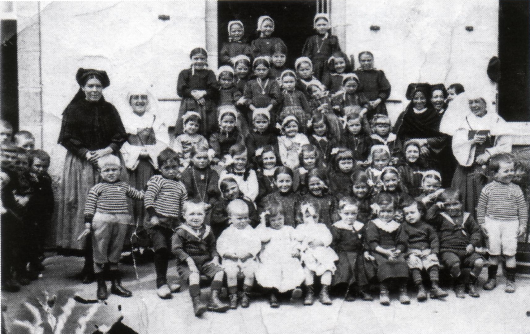Photo "Une paroisse, des histoire..." Ecole des soeurs en 1920 - mouez.enez-sun@wanadoo.fr